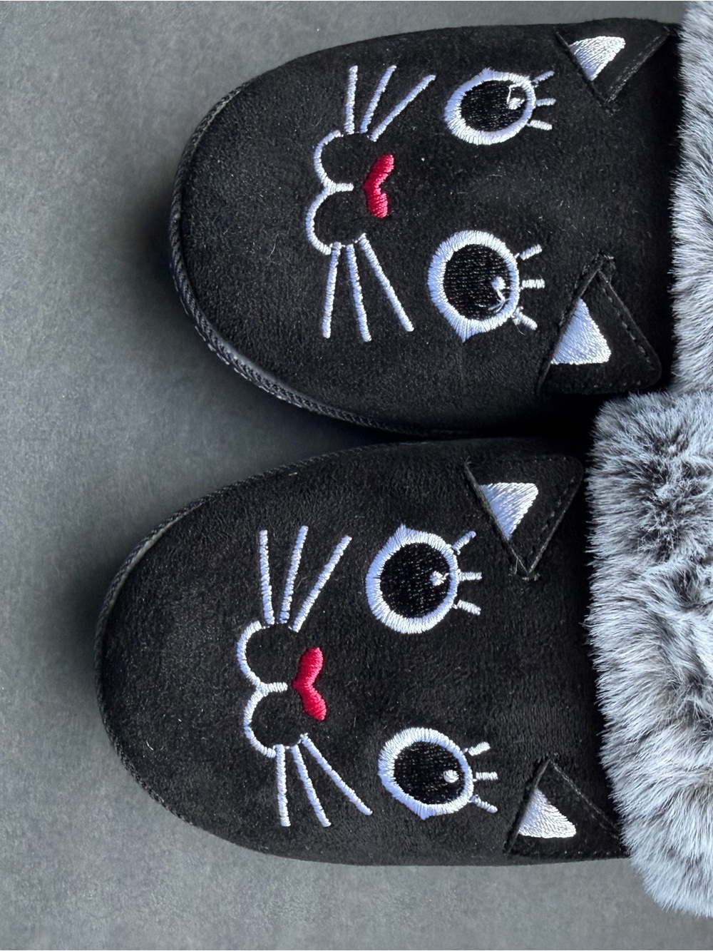 NIB Skechers Women’s Black Embroidered Cat-Face Slippers with Gray Faux Fur Trim